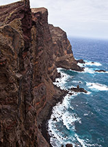 Vertiginose e minacciose scogliere si affacciano sulla costa settentrionale di Ponta de São Lourenço (Ponta do Castelo).