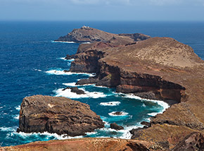 Dalla cima di Pico do Furado vista su São Lourenço (sulla dx) e l’Ilhéu do Farol (sullo sfondo).