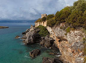 Scorcio della scogliera su cui poggia la Torre delle Viole.