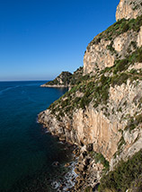 L’alta scogliera di Monte Vannelamare traversata dalla Via Flacca Antica.