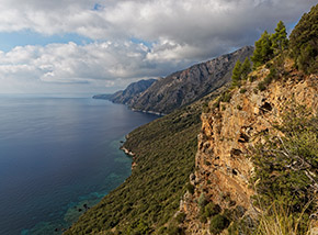 Una rossa falesia si affaccia sul mare della Costa Masseta.