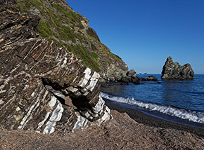 Suggestiva e colorata stratificazione sulla spiaggia di Acquarilli.