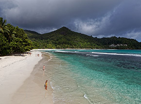 Il bianco cordone sabbioso della spiaggia di Baie Lazare.