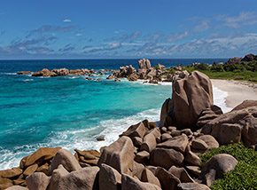 Ultimo sguardo ad Anse Marron racchiusa tra suggestive formazioni rocciose.