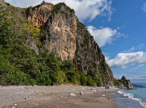 Paesaggio primordiale alla Spiaggia della Risima.
