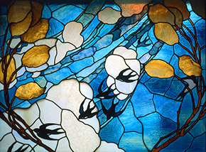 Volo di rondini (laboratorio Picchiarini, 1914, vetrata liberty alla Casina delle Civette di Villa Torlonia).