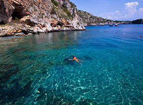 Riflessi smeraldini nelle acque di Porto degli Infreschi.