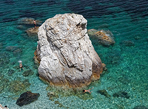 Il più bello tra gli scogli a mare, quasi un faraglione, posto tra le spiagge de la Sorgente e di Sansone.