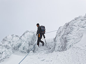 Passaggio tra rocce impastate di neve sotto la cima del Forcellone.