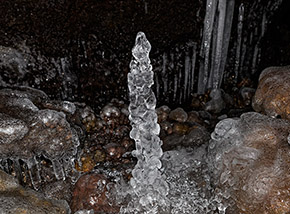 Graziosa stalagmite all’interno della Grotta del Gelo.
