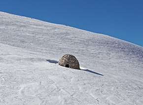 Come scoglio in un mare di neve, la caciara bassa del Fosso il Vallone.
