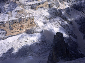 Il Rifugio Giussani in uno squarcio di sole alla Forcella Fontananegra, in primo piano Punta Marietta.