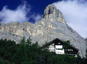 Il Rifugio Venezia A.De Luca al Pelmo, la Spalla Est incombe alle sue spalle.