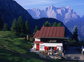 Il Rifugio Antelao al Colle di Pradonego.
