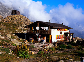 Il Rifugio Battaglione Alpino Monte Granero in Alta Val Pellice.
