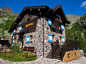 Il grazioso Rifugio Sette Selle in Val Laner.