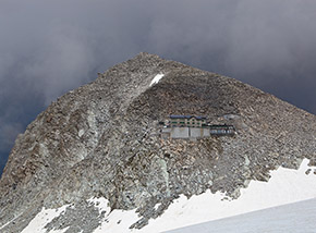 “Quasi a casa“ (di ritorno al Rifugio ai Caduti dell’Adamello sotto la Lobbia Alta).