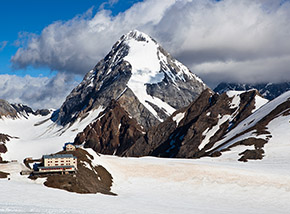 Il Rifugio Gianni Casati e alle sue spalle il più piccolo e antico Rifugio Alessandro Guasti, mentre sullo sfondo si erge maestoso il Gran Zebrù.
