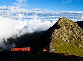 “Cala il sipario“ (ultimi raggi di Sole a Forcella Moraretto e sul Rifugio Marinelli).