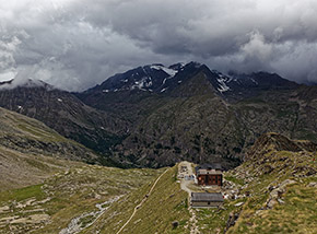 Il Rifugio Federico Chabod guarda l’Alta Valsavarenche con sullo sfondo le cime del Mont Taou Blanc, l’Aouillie e la Cima di Entrelor.