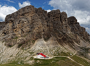 Il Passo ed il Rifugio Alpe di Tires ai piedi dei Denti di Terrarossa.