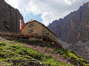 Il Rifugio Vicenza nel Vallone del Sassolungo.