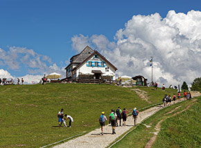 Il Rifugio Ciampedie, ultimo accogliente asilo al termine del trekking.