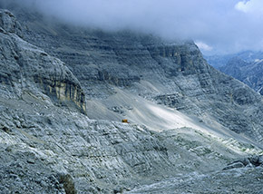 Il puntino giallo al centro della foto è il Bivacco Scipio e Giuliano Slataper, a Sud del gruppo del Sorapiss.