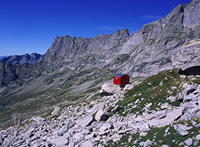 “Nota di Colore” (il Bivacco Molteni-Valsecchi in Val del Ferro, sullo sfondo Punta Camerozzo).