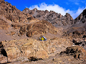 Il Bivacco Forciolline su un fantastico altopiano roccioso a 2800m. fra laghi, guglie e picchi altissimi.