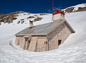 Il piccolo Rifugio Garibaldi lentamente si libera del freddo abbraccio invernale.