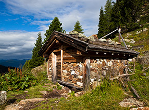 Il piccolo e suggestivo Baito Lastei in Val d’Inferno.