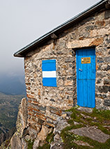Al confine tra montagna e cielo il Bivacco Giuseppe Cavinato, pochi metri sotto Cima d’Asta.