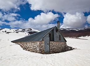 Lo stazzo-bivacco de i Pozzi, alle pendici del Monte Cornacchia (sullo sfondo).