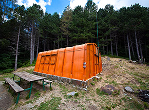 Capanna Garnerone nel bosco sotto Foce di Rasori.
