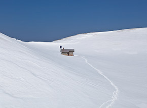 Il piccolo Rifugio Capanna di Sevice in veste invernale.