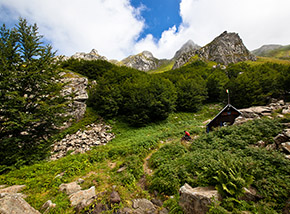 L’incantevole paesaggio del Bivacco Rosario all’Anfiteatro di Pezzalunga.