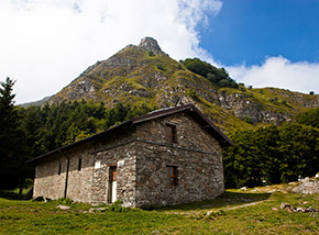 Il Bivacco di S.Maria Maddalena ai piedi della Cresta Nord-Est del Ventasso.