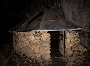 Scende la notte: Bivacco Grotta dei Porci nella Valle di Macchia lunga.