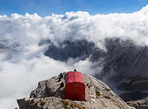 Il Bivacco Bafile, straordinario “nido d’aquila“ sospeso sulla Valle dell’Inferno.
