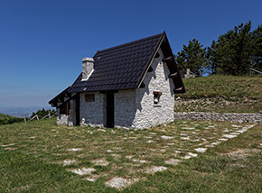 Il piccolo e grazioso rifugio della forestale sulla cima del Monte Cornacchia, massima elevazione della Puglia.