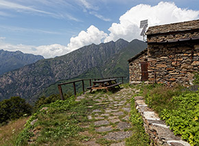 Il Bivacco Gufo all’Alpe Curgei, splendido balcone sulla Val Pogallo.