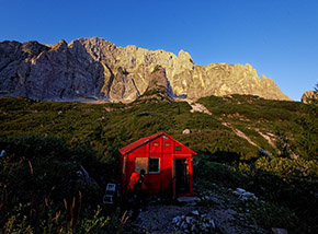 È l’alba, e il primo raggio di Sole che colpisce il Bivacco Suparich ci preannuncia una bellissima giornata.