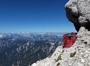 Panorama superlativo dal Bivacco Adriano Suringar lungo la Via Amalia al Jôf di Montasio.