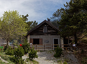 Il grazioso Rifugio Belvedere poco sotto il valico di Serra la Croce.