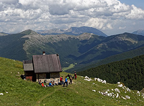 Il piccolo Rifugio di Coppo dell’Orso, posto su una terrazza prativa con magnifico panorama.