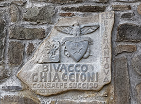 Iscrizione al Bivacco Ghiaccioni in Valle della Liocca.