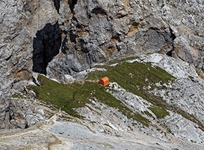 Affaccio sulla Forcella Grande del Latemar col Bivacco Mario Rigatti.