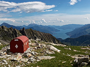 Il Bivacco Petazzi-Ledü sul panoramico colletto roccioso che guarda il Lago di Como.