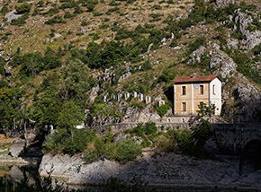 L’Eremo di San Domenico sulle sponde dell’omonimo lago nella Valle del Sagittario.